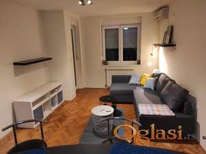 Noviji, namešten, miran dvosoban stan u centru Novog Sada, u odličnoj zgradi